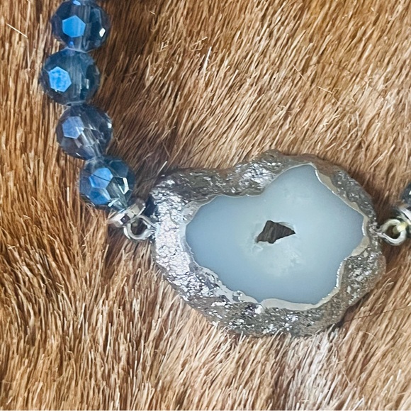 ๐ blue agate crystal elasticize bracelet with shimmering beads - Picture 6 of 12